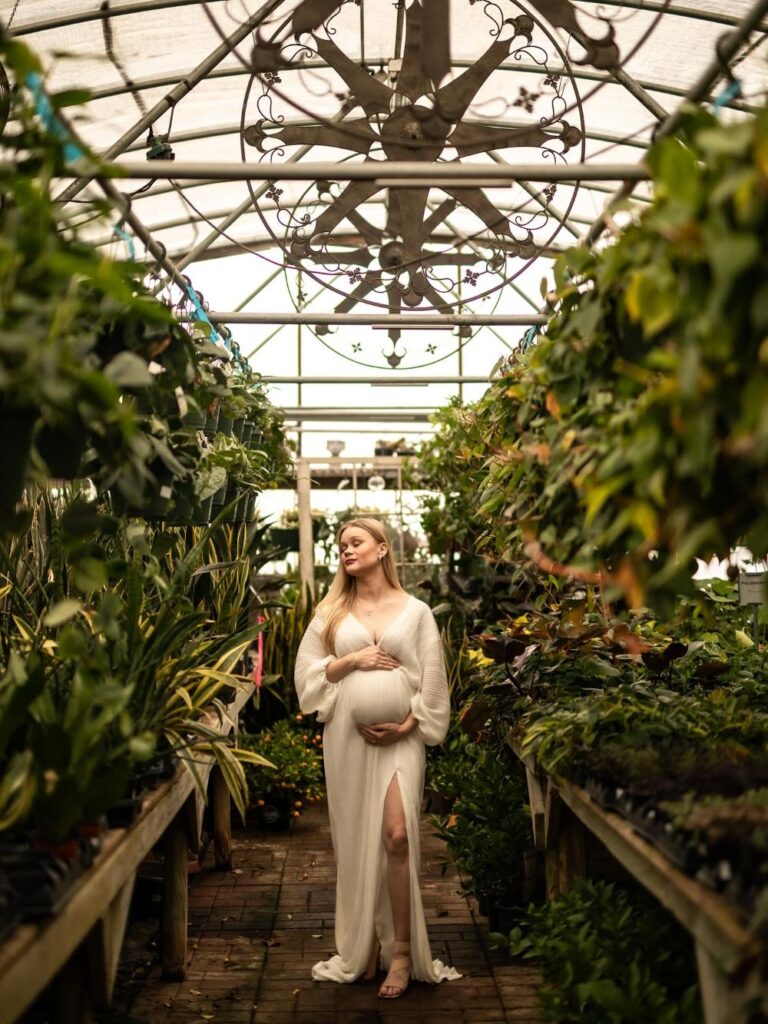 29+ Aesthetic Maternity Photoshoot Ideas For *Perfect* Mementos
