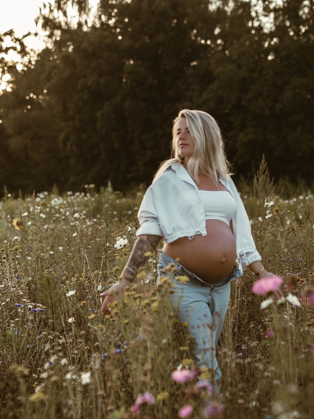 summer themed pregnancy photo